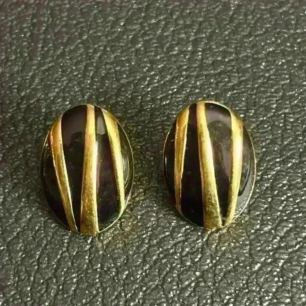 Black enamel and gold tone round post earrings 80s
